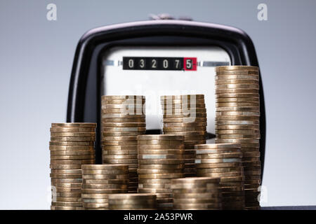 Nahaufnahme eines gestapelten Münze Messen auf Kilowattstunden Stromzähler Stockfoto