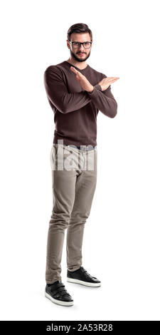 Der modische Mann in Gläsern und legere Kleidung steht die Hälfte - mit Händen, ein Kreuz vor ihm. Stockfoto