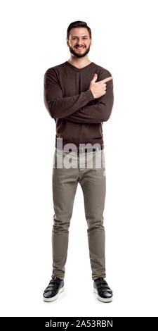 Ein bärtiger Mann in Freizeitkleidung lächelt mit gekreuzten Armen, aber noch immer eine seitlich mit seinem Zeigefinger. Stockfoto
