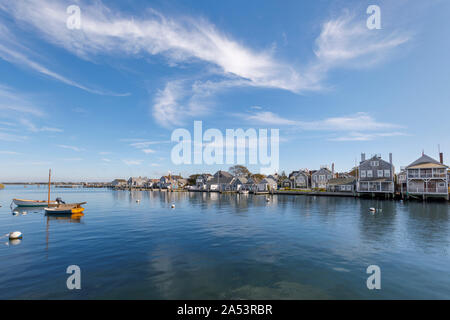 Ruhiger Blick auf den Hafen von Waterfront Häuser in Nantucket, Nantucket Island, Cape Cod, Massachusetts, Neuengland, USA an einem sonnigen Tag mit blauen Himmel Stockfoto