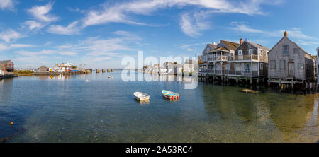 Ruhiger Blick auf den Hafen von Waterfront Häuser in Nantucket, Nantucket Island, Cape Cod, Massachusetts, Neuengland, USA an einem sonnigen Tag mit blauen Himmel Stockfoto