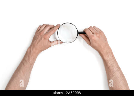 Der Mann mit der Lupe auf weißem Hintergrund Stockfoto