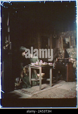 Zwei Frauen in Grün gekleidet an einem Tisch in Arnold Genthe's Studio auf Lehm Street in San Francisco sitzen Stockfoto