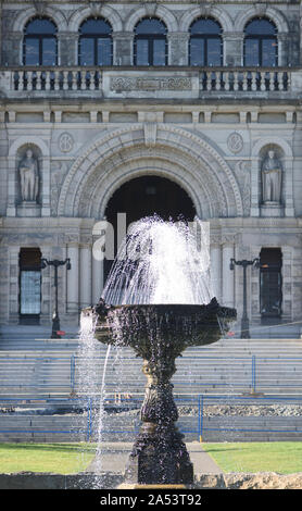 Brunnen vor den Parlamentsgebäuden von British Columbia. Belleville Street, Victoria, British Columbia, Kanada. Stockfoto