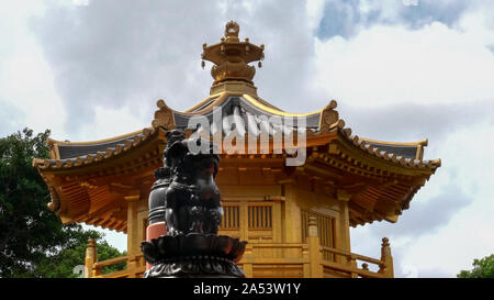 Ein Pavillon und ein Löwe Statue an Nan Lian Gärten in Hongkong Stockfoto