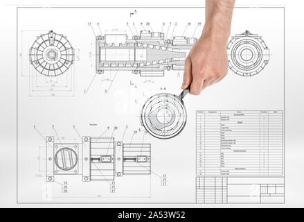 Männliche Hand mit Lupe über Detail Zeichnung. Stockfoto