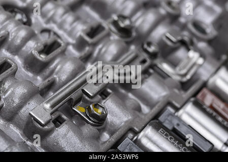 Mechanische Teile auf Metall Schrauben, Platten konzentriert. Stockfoto