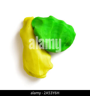 Zwei Stücke von Plastilin, Gelb und Grün auf weißem Hintergrund Stockfoto
