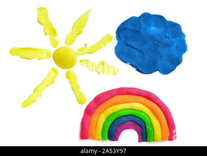 Gelbe Sonne, blaue Wolke und Rainbow aus Plastilin, auf weißem Hintergrund. Stockfoto