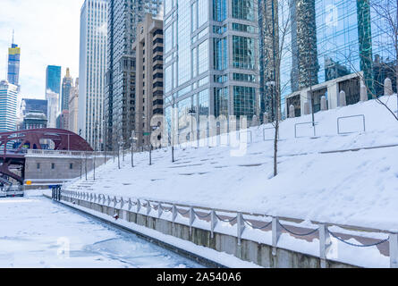 Schneebedeckte Treppen auf dem Chicago Riverwalk, während der Fluss im Winter zugefroren war Stockfoto