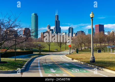 Chicago Lakefront Trail mit Skyline Stockfoto