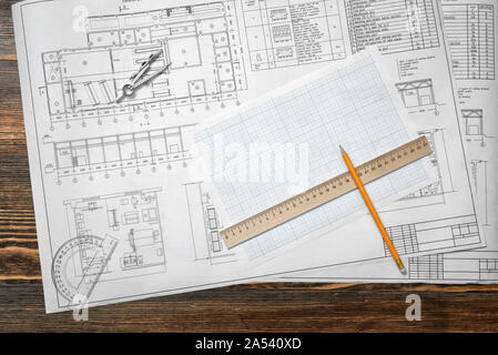 Skizzen liegen auf einem Holz- Oberfläche mit einem Bleistift und einem Lineal Stockfoto