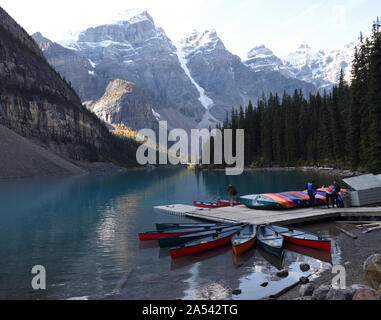 Kanus zu mieten auf den Gletschergewässern von Moraine Lake, Moraine Lake, Banff National Park, Alberta, Kanada. Stockfoto