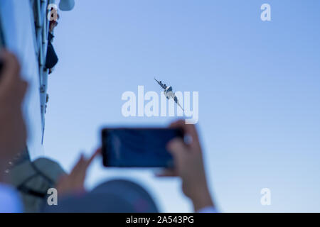 Zuschauervideos der US Air Force C-17 Globemaster III von einem Sichtboot, Das Auf Der Great Pacific Airshow Huntington Beach California USA Auftrat Stockfoto