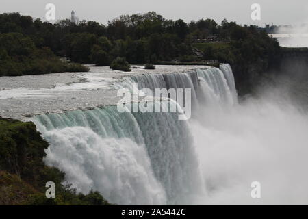 In der Nähe von Niagara Falls aus den USA in den Tag mit der hellen Sonne gesehen, mit viel Nebel Stockfoto