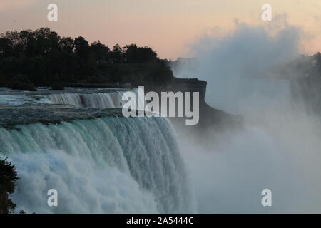 In der Nähe von Niagara Falls aus den USA in der Dämmerung gesehen, wie eine gefrorene Blick auf das Wasser erfasst Stockfoto