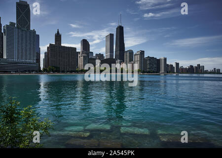 Malerischer Blick auf Chicago über dem Wasser Stockfoto