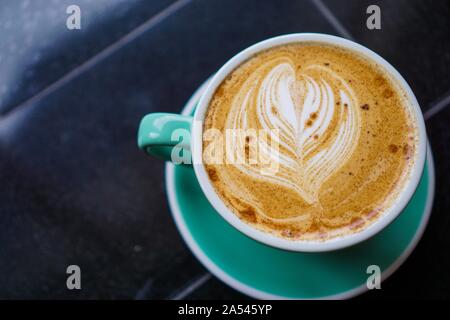 Cafe Latte mit Latte Art Stockfoto