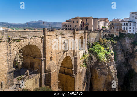 Ronda Spanien Luftaufnahme der mittelalterlichen Stadt mit Mauern und Türmen mit berühmten Brücke über die Schlucht umgeben Stockfoto