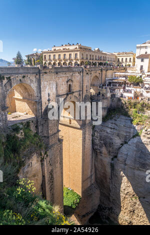 Ronda Spanien Luftaufnahme der mittelalterlichen Stadt mit Mauern und Türmen mit berühmten Brücke über die Schlucht umgeben Stockfoto