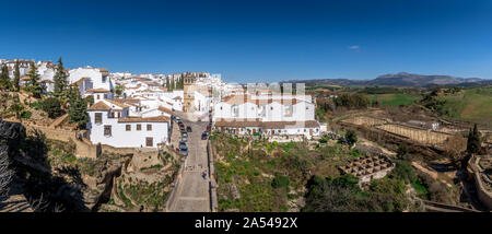 Ronda Spanien Luftaufnahme der mittelalterlichen Stadt mit Mauern und Türmen mit berühmten Brücke über die Schlucht umgeben Stockfoto