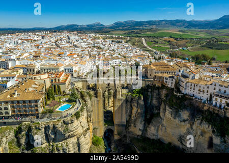 Ronda Spanien Luftaufnahme der mittelalterlichen Stadt mit Mauern und Türmen mit berühmten Brücke über die Schlucht umgeben Stockfoto