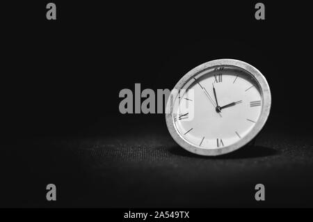 Gebrochene vintage Uhr drop auf einer Etage. Dramatische Zeit im Rampenlicht Konzept. Verlust in der Zeit Konzept. Stockfoto