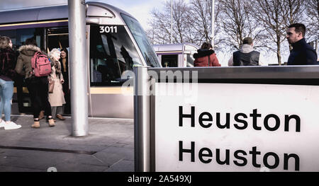 Dublin, Irland - 13. Februar 2019: Irische elektrische Straßenbahn, dass Parks vor Heuston Bahnhof im Zentrum der Stadt an einem Wintertag Stockfoto