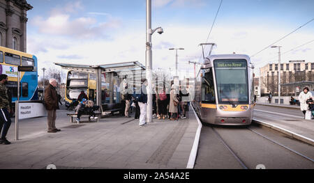 Dublin, Irland - 13. Februar 2019: Irische elektrische Straßenbahn, dass Parks vor Heuston Bahnhof im Zentrum der Stadt an einem Wintertag Stockfoto