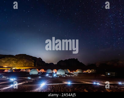 Sterne über dem Mars dome Zelte im Wadi Rum Wüste, Jordanien. Stockfoto