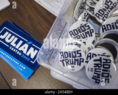 Des Moines, Iowa, USA. 17 Okt, 2019. Aufkleber und Kampagne Tasten für JuliÃ¡n Castro an Urban Dreams, eine menschliche Dienstleistungen Agentur für Unter serviert Gemeinschaften in Des Moines. Castro ist zu Besuch in Iowa sein Angebot der demokratische Kandidat für die US-Präsidentschaft zu unterstützen. Iowa hosts traditionell die erste Auswahl bei den Präsidentschaftswahlen. Die Iowa Caucuses wird am Februar 3, 2020. Credit: Jack Kurtz/ZUMA Draht/Alamy leben Nachrichten Stockfoto