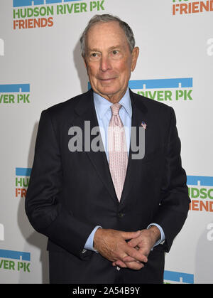 New York, Vereinigte Staaten. 17 Okt, 2019. Michael R. Bloomberg kommt auf dem Roten Teppich und den Hudson River Park jährlichen Gala Michael R., Bloomberg, David Chang und Lucy Liu Bei Cipriani South Street in New York City am Donnerstag, Oktober 17, 2019 ehren. Foto von Louis Lanzano/UPI Quelle: UPI/Alamy leben Nachrichten Stockfoto