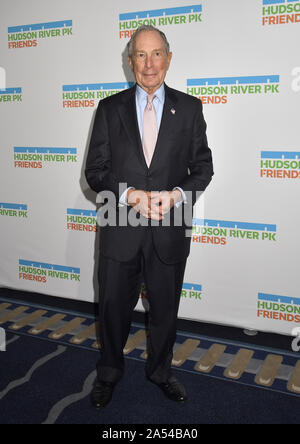 New York, Vereinigte Staaten. 17 Okt, 2019. Michael R. Bloomberg kommt auf dem Roten Teppich und den Hudson River Park jährlichen Gala Michael R., Bloomberg, David Chang und Lucy Liu Bei Cipriani South Street in New York City am Donnerstag, Oktober 17, 2019 ehren. Foto von Louis Lanzano/UPI Quelle: UPI/Alamy leben Nachrichten Stockfoto