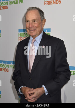 New York, Vereinigte Staaten. 17 Okt, 2019. Michael R. Bloomberg kommt auf dem Roten Teppich und den Hudson River Park jährlichen Gala Michael R., Bloomberg, David Chang und Lucy Liu Bei Cipriani South Street in New York City am Donnerstag, Oktober 17, 2019 ehren. Foto von Louis Lanzano/UPI Quelle: UPI/Alamy leben Nachrichten Stockfoto