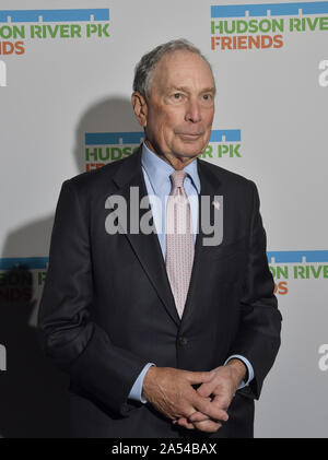 New York, Vereinigte Staaten. 17 Okt, 2019. Michael R. Bloomberg kommt auf dem Roten Teppich und den Hudson River Park jährlichen Gala Michael R., Bloomberg, David Chang und Lucy Liu Bei Cipriani South Street in New York City am Donnerstag, Oktober 17, 2019 ehren. Foto von Louis Lanzano/UPI Quelle: UPI/Alamy leben Nachrichten Stockfoto