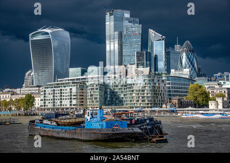 Stürmische London Skyline der Stadt. Von Southbank gesehen. Stockfoto