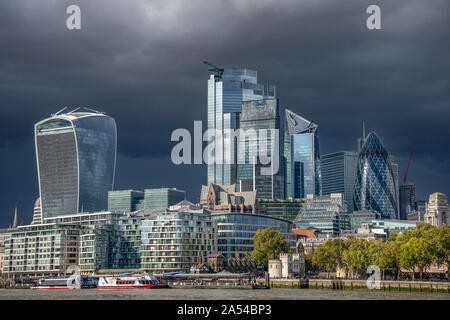 Stürmische London Skyline der Stadt. Von Southbank gesehen. Stockfoto