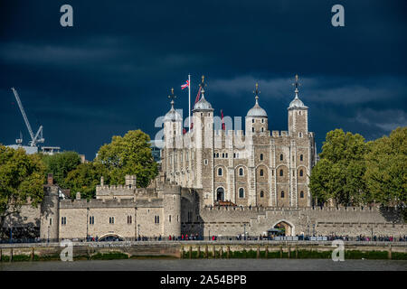 Tower von London mit Sturm nähert. Stockfoto