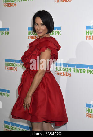 New York, Vereinigte Staaten. 17 Okt, 2019. Schauspielerin Lucy Liu kommt auf dem Roten Teppich und den Hudson River Park jährlichen Gala Michael R., Bloomberg, David Chang und Lucy Liu Bei Cipriani South Street in New York City am Donnerstag, Oktober 17, 2019 ehren. Foto von Louis Lanzano/UPI Quelle: UPI/Alamy leben Nachrichten Stockfoto