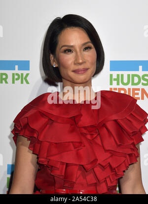 New York, Vereinigte Staaten. 17 Okt, 2019. Schauspielerin Lucy Liu kommt auf dem Roten Teppich und den Hudson River Park jährlichen Gala Michael R., Bloomberg, David Chang und Lucy Liu Bei Cipriani South Street in New York City am Donnerstag, Oktober 17, 2019 ehren. Foto von Louis Lanzano/UPI Quelle: UPI/Alamy leben Nachrichten Stockfoto