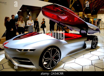 Prag. 17 Okt, 2019. Foto am Okt. 17, 2019 zeigt eine Renault Concept Car TREZOR während der 21. Internationalen Design Festivals Designblok Prag, der Tschechischen Republik übernommen. Die 5-Tages design Festival trat weg hier am Donnerstag. Mehr als 300 Designer brachten ihre Werke an die Besucher. Credit: Dana Kesnerova/Xinhua/Alamy leben Nachrichten Stockfoto