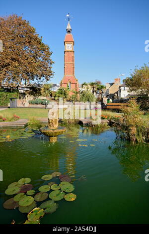 Die Jubilee Clock Tower und Seafield Gärten an der Spitze der Hügel in Seaton, Devon. Im Jahre 1887 erbaut von Queen Victoria, goldenes Jubiläum zu gedenken. Stockfoto