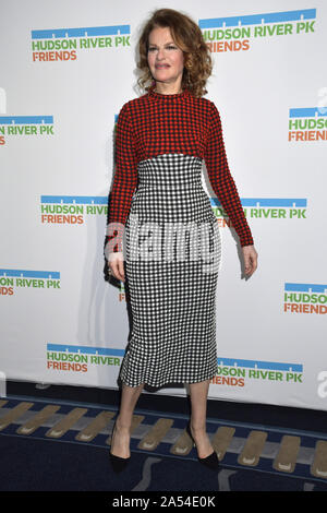 New York, Vereinigte Staaten. 17 Okt, 2019. Sandra Bernhard kommt auf dem Roten Teppich und den Hudson River Park jährlichen Gala Michael R., Bloomberg, David Chang und Lucy Liu Bei Cipriani South Street in New York City am Donnerstag, Oktober 17, 2019 ehren. Foto von Louis Lanzano/UPI Quelle: UPI/Alamy leben Nachrichten Stockfoto