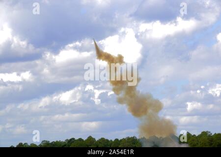 Eine M58 Mine Clearing Line (MICLIC) vom 9. Brigade Engineer Battalion, 2nd Armored Brigade Combat Team, während Gila Fokus in Fort Stewart, Ga., Okt. 8 bereitgestellt. Die M58 Mine Clearing Line kostenlos ist eine Rakete - Projiziert, explosive Line kostenlos die Einen schließen - in der Minenräumung für Manöver kraft Vermögen sicher auf dem Schlachtfeld zu gelangen. (U.S. Armee Foto von SPC. Lamonica Richardson, freigegeben) Stockfoto