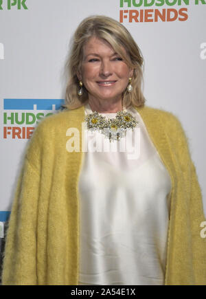 New York, Vereinigte Staaten. 17 Okt, 2019. Martha Stewart kommt auf dem Roten Teppich und den Hudson River Park jährlichen Gala Michael R., Bloomberg, David Chang und Lucy Liu Bei Cipriani South Street in New York City am Donnerstag, Oktober 17, 2019 ehren. Foto von Louis Lanzano/UPI Quelle: UPI/Alamy leben Nachrichten Stockfoto