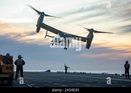 191015-N-WH 681-1225 ATLANTIK (Okt. 2010) 15, 2019) der Luftfahrt Bootsmann Mate 2. Klasse Stephanie Vegaortiz leitet der Pilot eines MV-22 Osprey das Flight Deck der Wespe zu löschen - Klasse amphibisches Schiff USS Kearsarge (LHD3). Kearsarge unterwegs ist die Durchführung von routinemäßigen Schulung. (U.S. Marine Foto von Mass Communication Specialist 2. Klasse Casey Moore/Freigegeben) Stockfoto