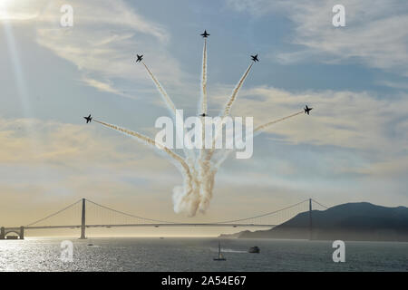 191010-N-UK 306-1678 SAN FRANCISCO (Okt. 2010) 10, 2019) der US-Navy Flight Demonstration Squadron, Die Blue Angels, die Piloten führen Sie die Delta breakout Manöver über die Golden Gate Brücke während der 2019 San Francisco Fleet Week Air Show. Der Blaue Engel sind geplant 61 Flugvorführungen an 32 Standorten im Land der Stolz und die Professionalität der US Navy und Marine Corps zur Schau zu stellen, der Amerikanischen und der kanadischen Öffentlichkeit in 2019 durchzuführen. (U.S. Marine Foto von Mass Communication Specialist 2. Klasse Timothy Schumaker/Freigegeben) Stockfoto