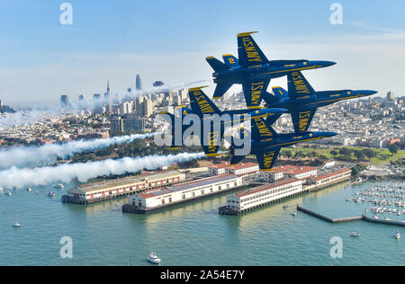 191028-N-UK 306-1557 SAN FRANCISCO (Okt. 2010) 11, 2019) der US-Navy Flight Demonstration Squadron, die Blue Angels, diamond Piloten durchführen der Diamant 360 Manöver über San Francisco während der 2019 San Francisco Fleet Week Air Show. Der Blaue Engel sind geplant 61 Flugvorführungen an 32 Standorten im Land der Stolz und die Professionalität der US Navy und Marine Corps zur Schau zu stellen, der Amerikanischen und der kanadischen Öffentlichkeit in 2019 durchzuführen. (U.S. Marine Foto von Mass Communication Specialist 2. Klasse Timothy Schumaker/Freigegeben) Stockfoto