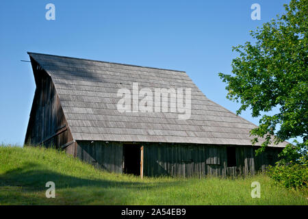 CA 03731-00 ... Kalifornien - Scheune an der historischen Lyons Schafe Ranch in die kahlen Hügel Abschnitt der Redwoods National Park gelegen. Stockfoto