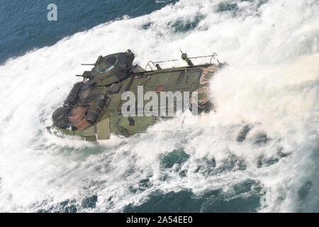 Die Bucht von Manila (23. 12, 2019) ein Angriff amphibischen Fahrzeug, Marines vom 2 Bataillon, 2. Marine Regiment, derzeit um die 3. Marine Division zugeordnet, fährt der Whidbey Island-Klasse dock Landung Schiff USS Germantown (LSD 42), während der Übung KAMANDAG 3. Die Germantown beteiligt sich an KAMANDAG 3, eine philippinische-led, bilaterale Übung mit den USA, die Terrorismusbekämpfung zu erhöhen, der humanitären Hilfe und Katastrophenhilfe Fähigkeiten durch militärische Austausch, Partnerschaft und die Fähigkeit, schnell auf Krisen in der gesamten indopazifischen Region reagieren zu stärken. KAMAND Stockfoto